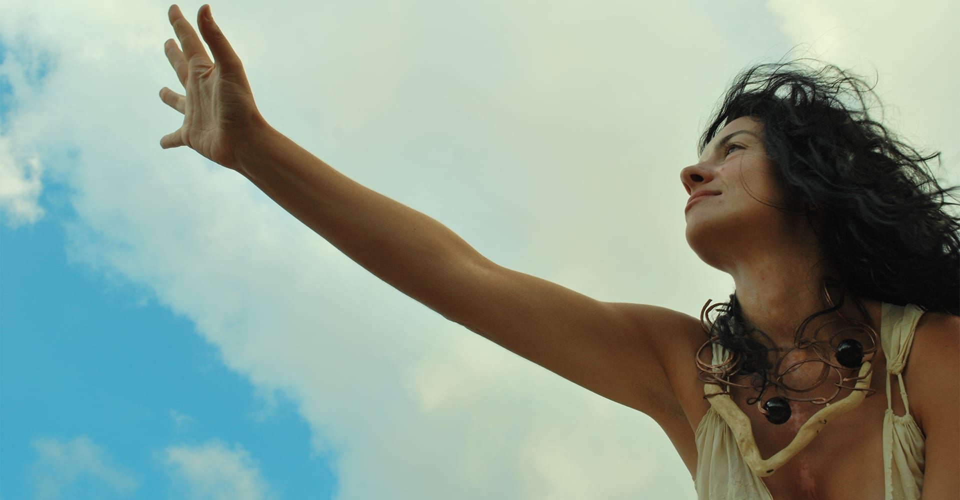 Sofia Cricchio con il braccio teso verso il cielo azzurro
